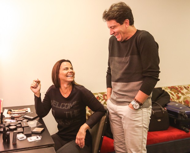 Viviane Araújo e Eduardo Martini nos bastidores do teatro (Foto: Thiago Bernardes/Editora Globo)