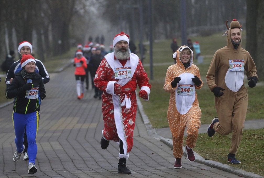 Papai Noel e duas renas participam de corrida natalina em Minsk, Belarus, no sábado (14) — Foto: Sergei Grits/AP
