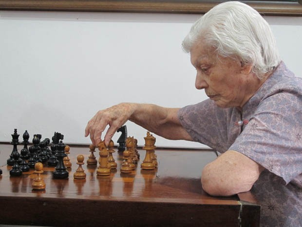 G1 - Idosa de 100 anos vira sensação do xadrez após a morte do marido -  notícias em Santos e Região
