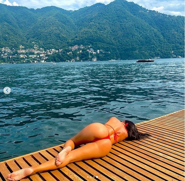 A cantora Nicole Scherzinger em ensaio de biquíni às magens do Lago de Como, na Itália (Foto: Instagram)
