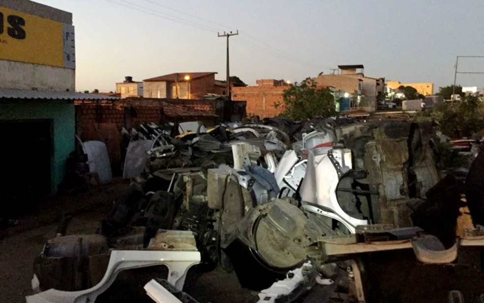 As peÃ§as dos carros eram encaminhadas para estabelecimentos de autopeÃ§as em Feira de Santana (Foto: DivulgaÃ§Ã£o / PolÃ­cia Civil)