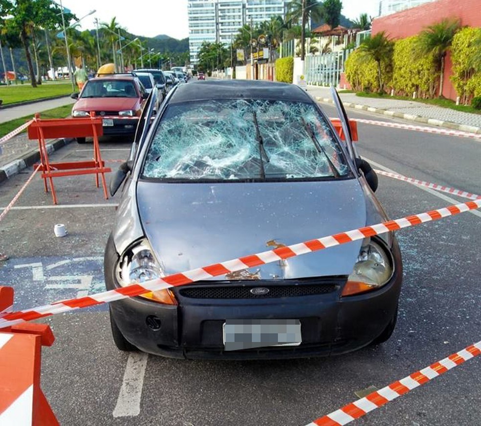 Revoltados, testemunhas do atropelamento destruÃ­ram carro de jovem, em Bertioga, SP â Foto: ReproduÃ§Ã£o/Aconteceu em Bertioga