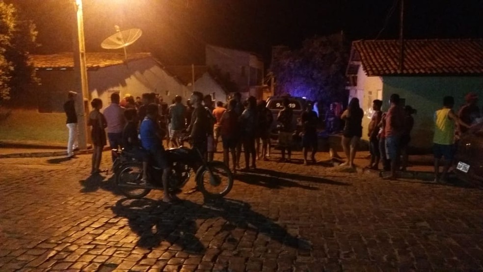 Moradores se aglomeram na rua onde candidato a vereador foi perseguido por homens armados e morto a tiros, na Bahia — Foto: Arquivo pessoal