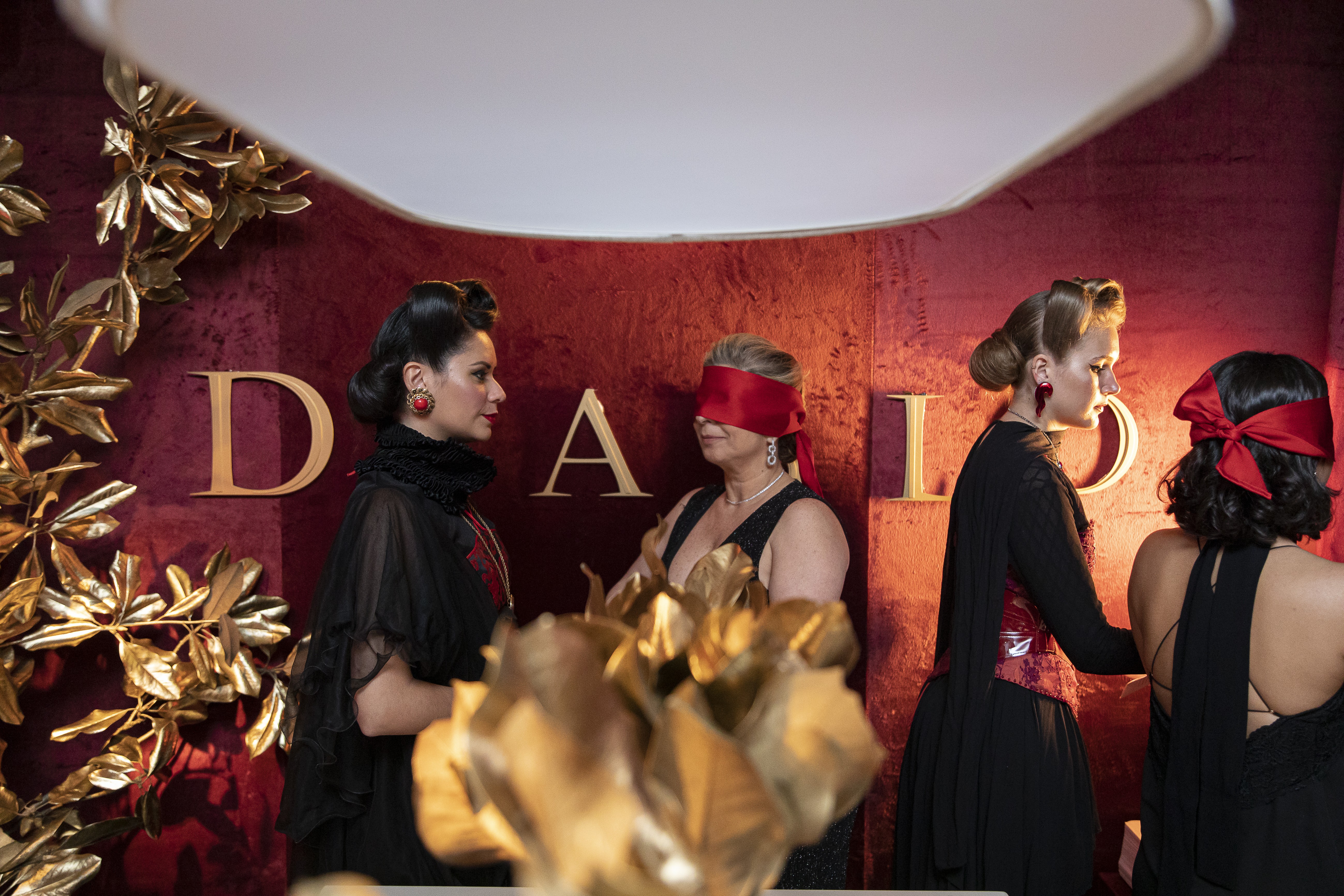  “Aceita fazer um pacto com o extraordinário?”, perguntavam as promoters na entrada do baile (Foto: Leo Orestes)