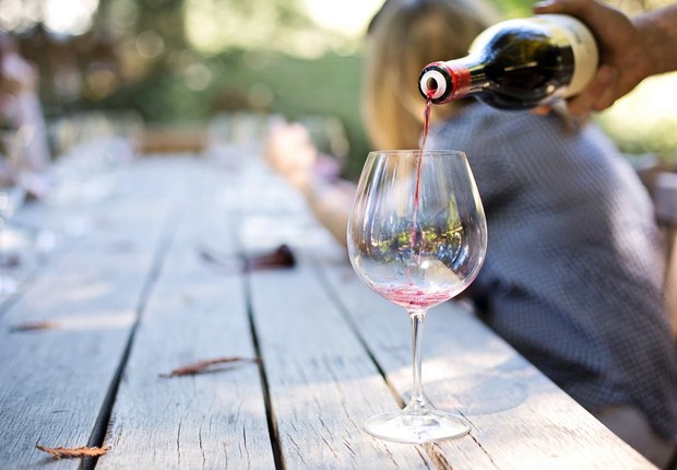 Beber vinho ; vinho tinto ; bebida alcoólica ;  (Foto: Pexels)