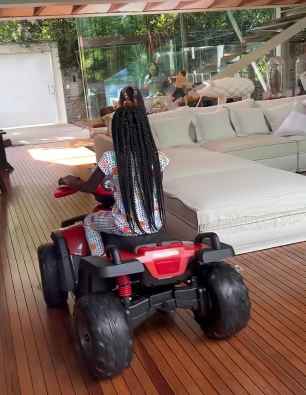 Giovanna Ewbank mostra filhos dirigindo carinhos pela casa (Foto: Instagram)