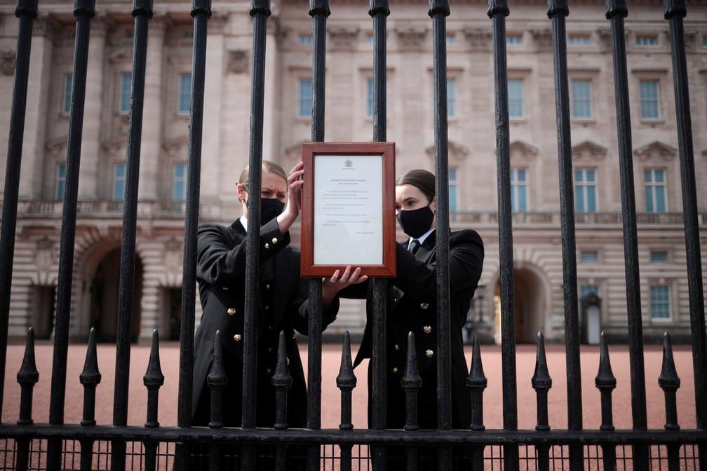 Anúncio da morte do Príncipe Philip é colocado no portão do Palácio de Buckingham, em Londres, em 9 de abril de 2021 — Foto: Hannah McKay/Reuters