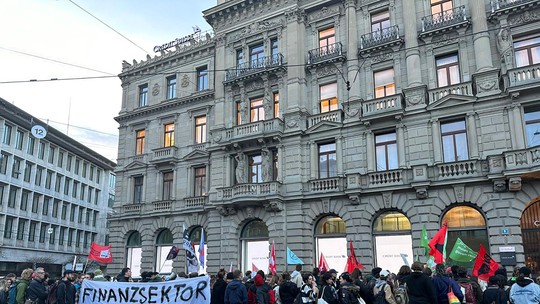 Manifestantes jogam ovos na sede do Credit Suisse, protesto reúne 200; veja fotos
