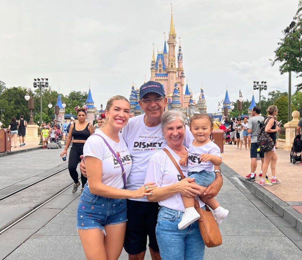 Lore Improta com a família na Disney, em Orlando — Foto: Reprodução/Redes Sociais