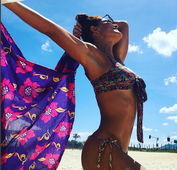 Juliana Paes e seu bronzeado dos sonhos! Você pode alcançar o tom com autobronzeadores (Foto: Reprodução/Instagram)