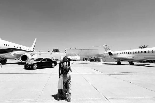 Kylie Jenner e Travis Scott diante de seus dois jatinhos (Foto: Instagram)