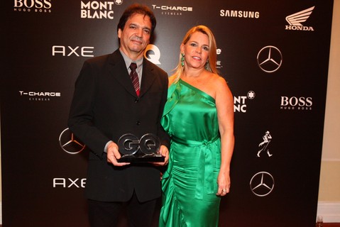 Luiz Alberto Oliveira, curador do Museu do Amanhã, com Lucia Basto, sua premiadora