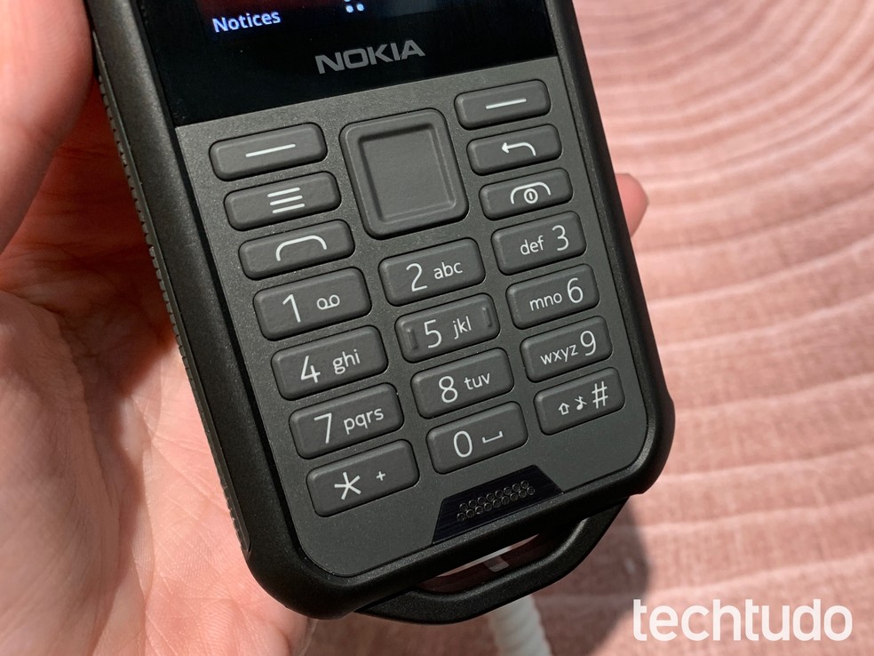 Teclado emborrachado marca presença no novo Nokia — Foto: Anna Kellen Bull/TechTudo