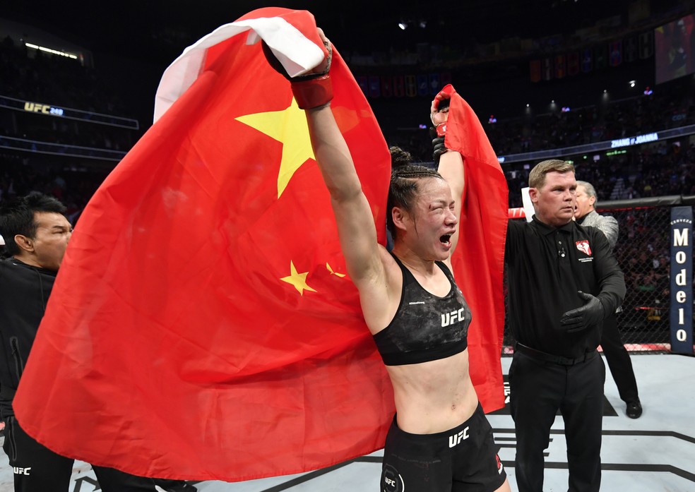 Weili Zhang comemora vitória sobre Joanna Jedrzejczyk no UFC 248 — Foto: Getty Images