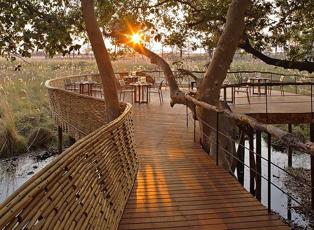 O lugar é um verdadeiro paraíso em Botswana! Aqui, algumas mesas foram colocadas sob o dossel de árvores (Foto: Divulgação)