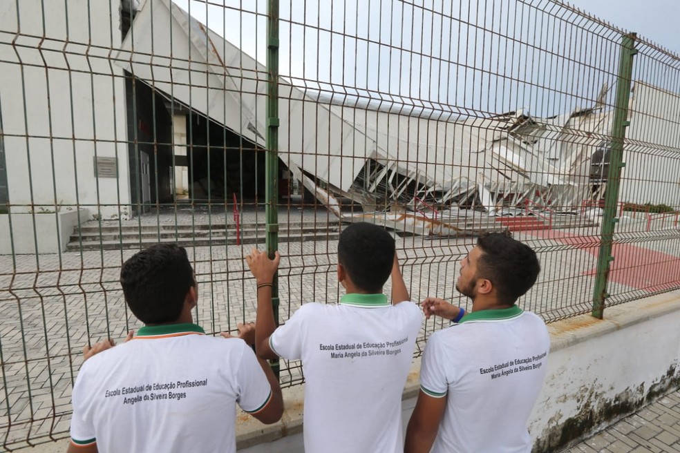 Teto da escola Maria Ã‚ngela da Silveira Borges caiu em dia chuvoso em Fortaleza â€” Foto: Thiago Gadelha/Sistema Verdes Mares