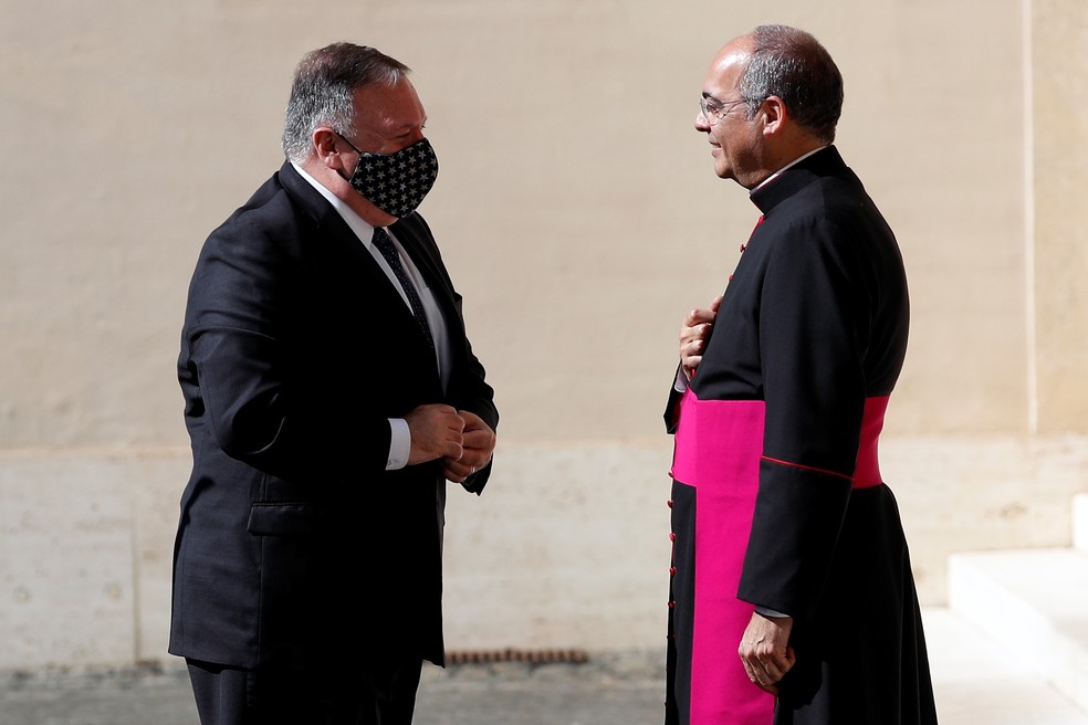 O Secretário de Estado dos Estados Unidos, Mike Pompeo, encontra o Monsenhor Guillermo Karcher durante chegada ao Vaticano em 1º de outubro  — Foto: Guglielmo Mangiapane/Pool via Reuters