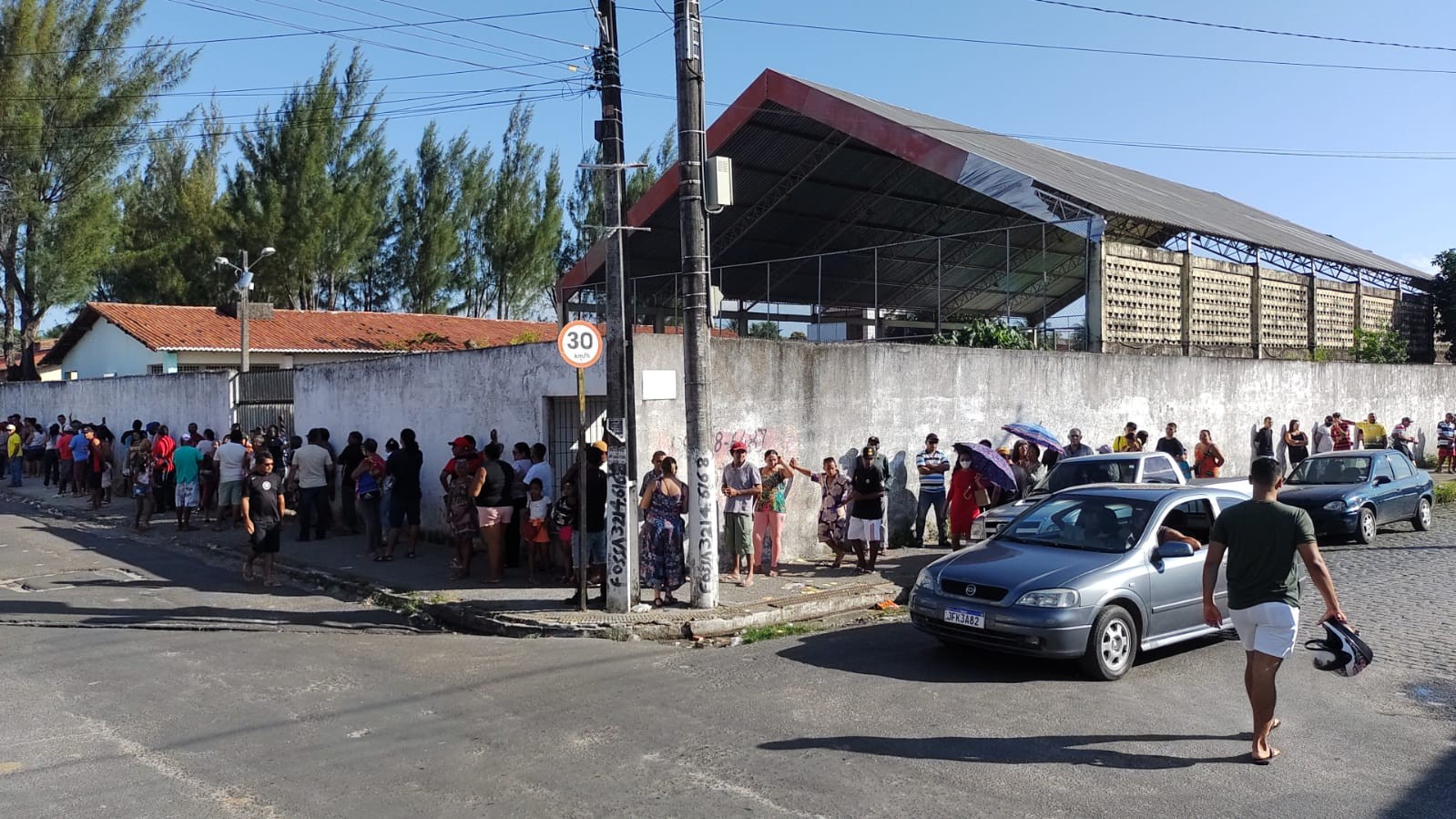 Eleitores formam filas em locais de votação antes das 8h em Natal