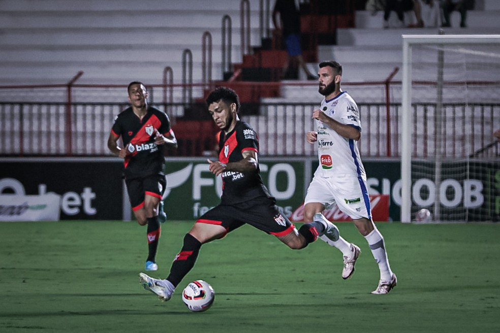 Moraes, lateral do Atlético-GO — Foto: Ingryd Oliveira/ACG