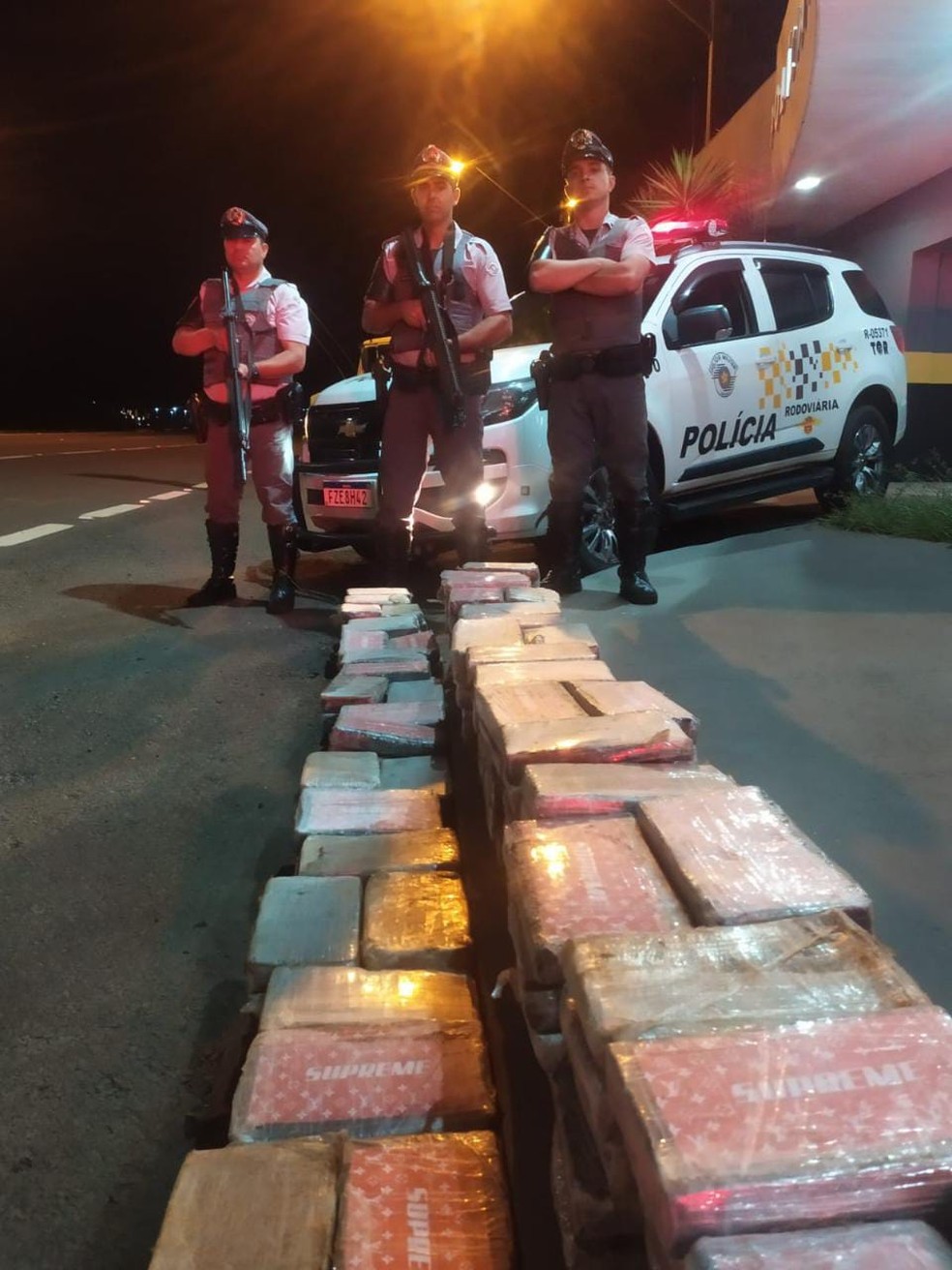 Tijolos da droga estavam em um caminhão abordado na Castello Branco em Itatinga — Foto: Polícia Rodoviária / Divulgação 