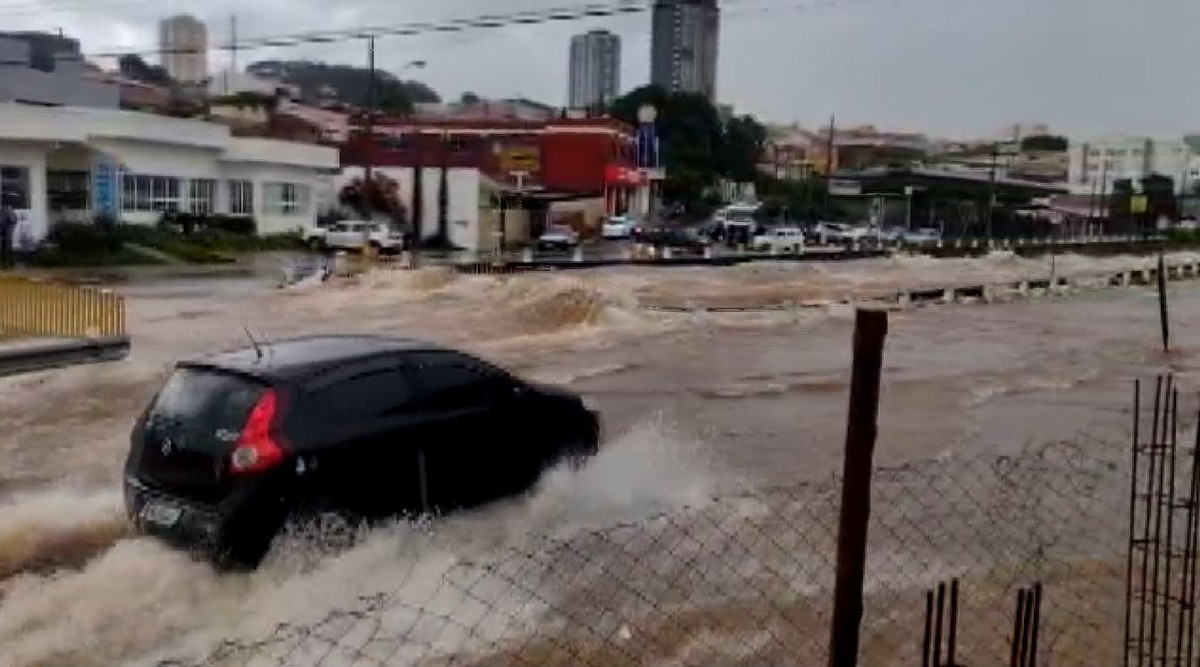 Les ruisseaux débordent et l’eau envahit les routes lors de fortes pluies à Franca, SP |  Ribeirao Preto et Franca