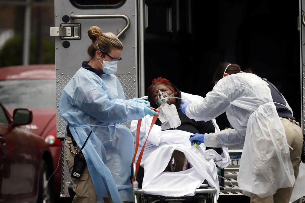 Equipe médica coloca paciente com Covid-19 em ambulância em Nova York, nos Estados Unidos — Foto: Stefan Jeremiah/Reuters