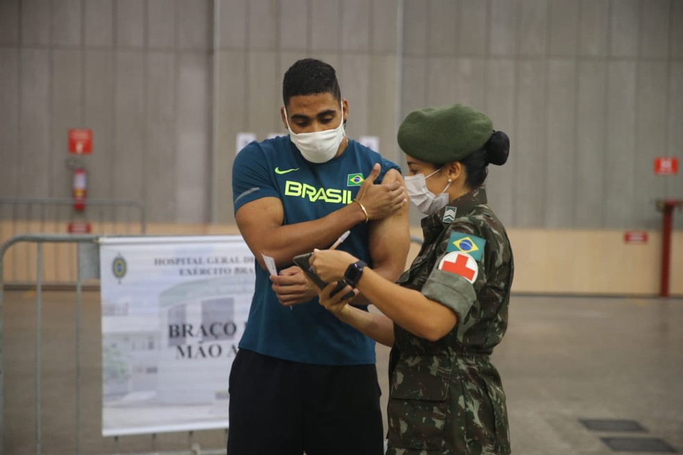 Flávio Gustavo, do atletismo, recebe dose da vacina da Pfizer antes dos Jogos Olímpicos de Tóquio — Foto: Fabiane de Paula/SVM