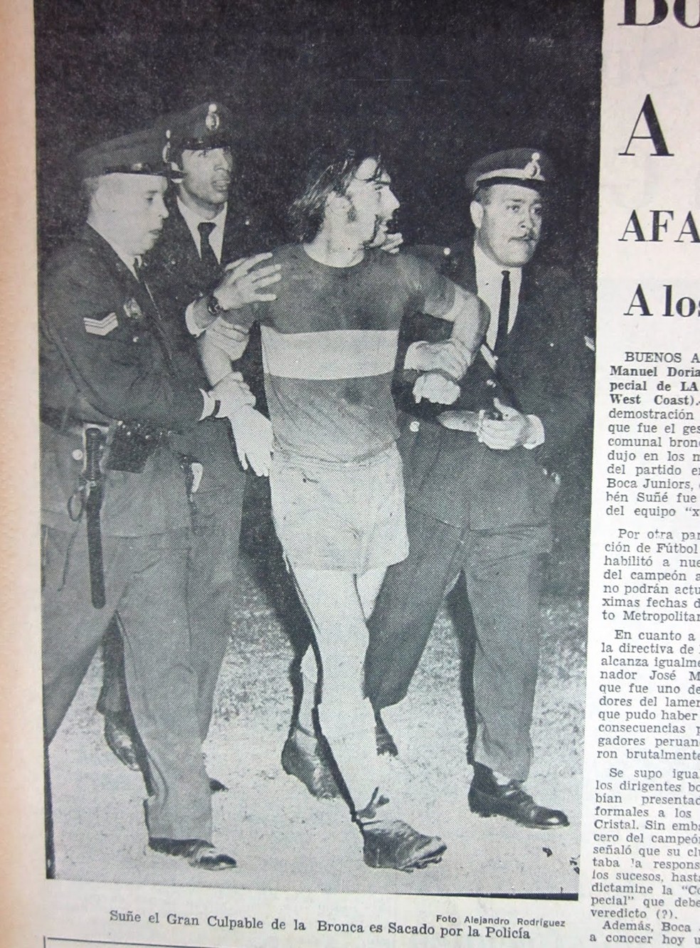 Rubén Suñé só parou de brigar quando três policiais conseguiram segurá-lo. — Foto: Reprodução
