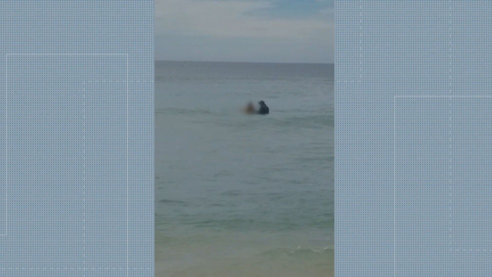 Pais gravaram parte de aula de surfe na Barra da Tijuca, na Zona Oeste do Rio — Foto: Reprodução/ TV Globo