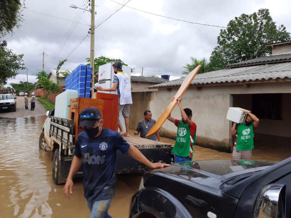Grupo ajuda na retirada de famílias das casas atingidas pela cheia  — Foto:  Heverton de Paula/Asdra