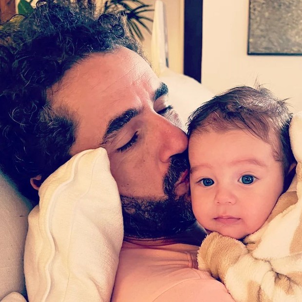 Felipe Andreoli with his youngest Rocco, two months old (Photo: personal archive)