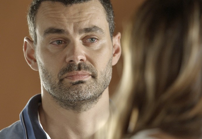 César procura Gisela e pede perdão à mulher (Foto: Tv Globo)