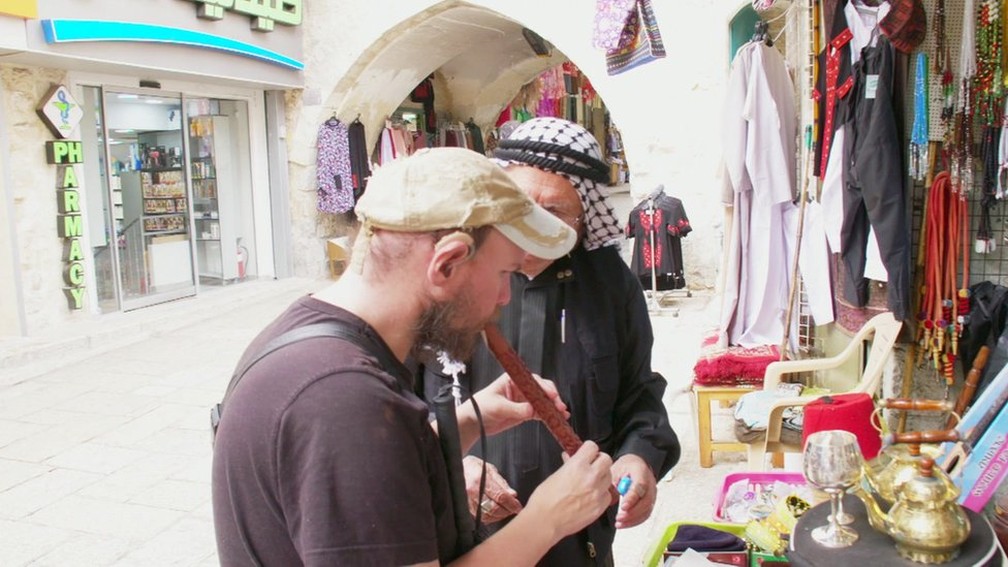 'Parece muito autêntico', afirma Giles em visita a mercado (Foto: BBC)