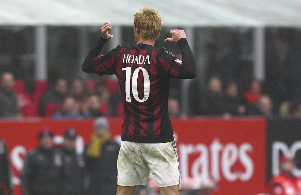 Honda com a camisa do Milan — Foto: Marco Luzzani/Getty Images