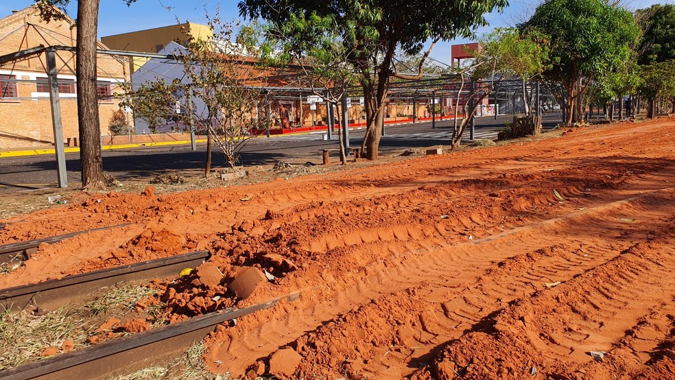 Prefeitura aterrou trecho da ferrovia na altura do Centro Cultural Matarazzo, na Vila Marcondes, em Presidente Prudente (SP) — Foto: Leonardo Bosisio/g1