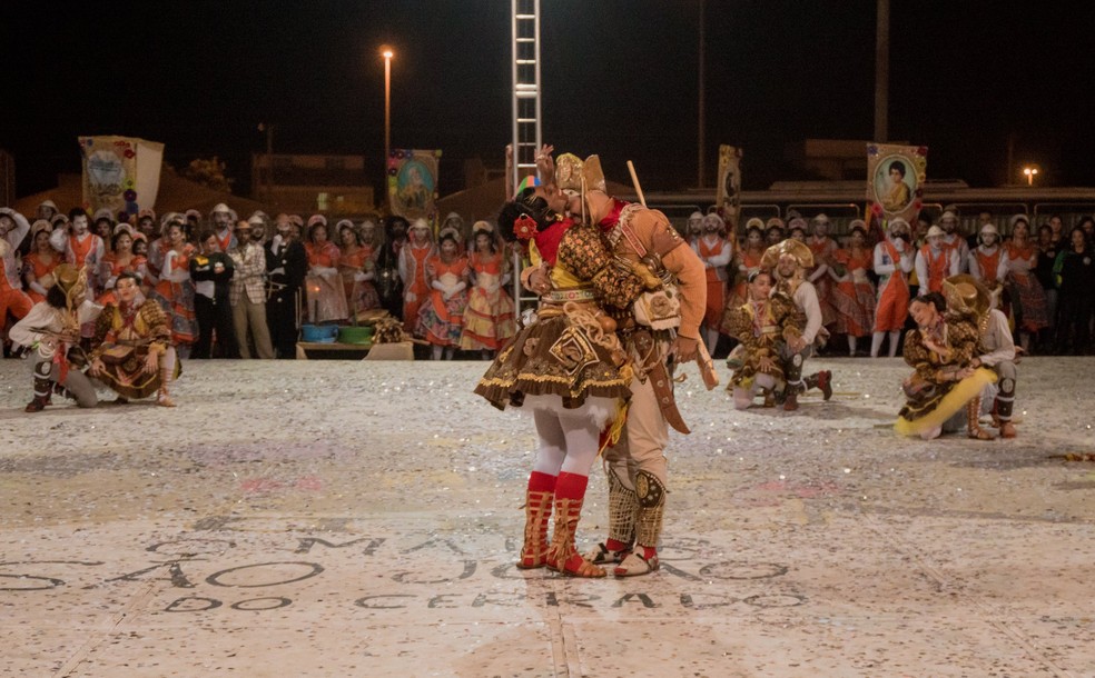 Casal dançando em quadrilha no Maior São João do Cerrado — Foto: Reprodução/Facebook