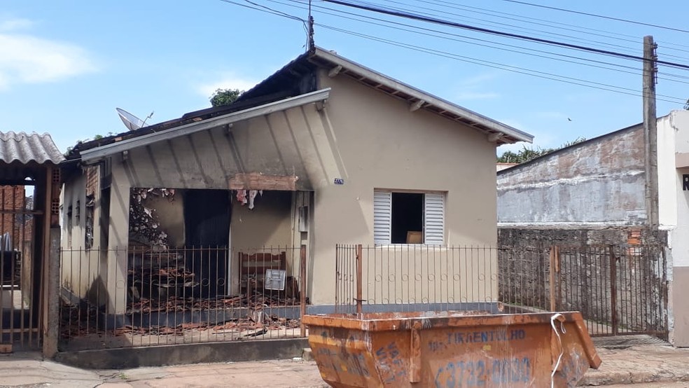 Bombeiros atendem ocorrência de casa que pegou fogo em Avaré  — Foto: Corpo de Bombeiros/Divulgação 