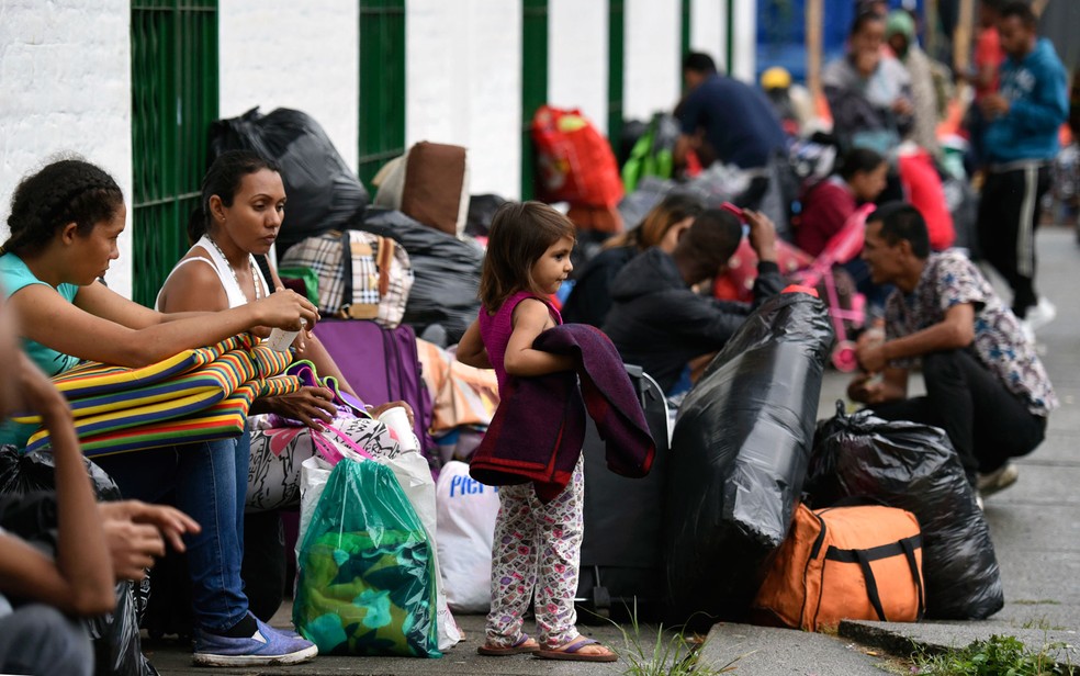 Famílias de imigrantes venezuelanos são vistas em um acampamento improvisado ao longo do rio Cali, no norte de Cali, na Colômbia, em 31 de julho  — Foto: Christian Escobar Mora/AFP