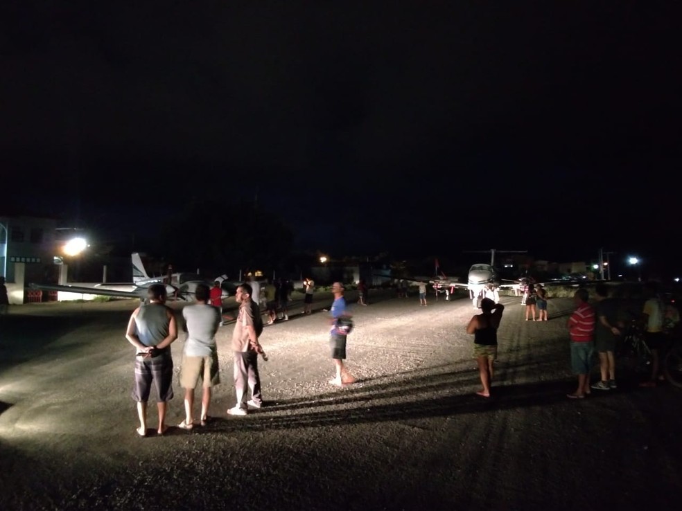 Moradores invadiram pista apÃ³s pouso do aviÃ£o em JequiÃ© â Foto: DivulgaÃ§Ã£o