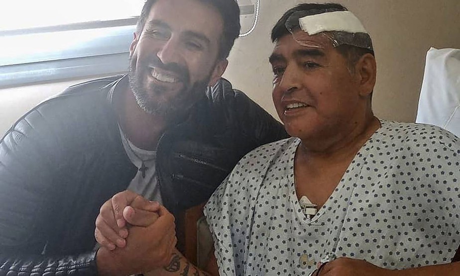 Maradona pousou ao lado do médico Leopoldo Luque em 11 de novembro de 2020, poucos dias antes de morrer