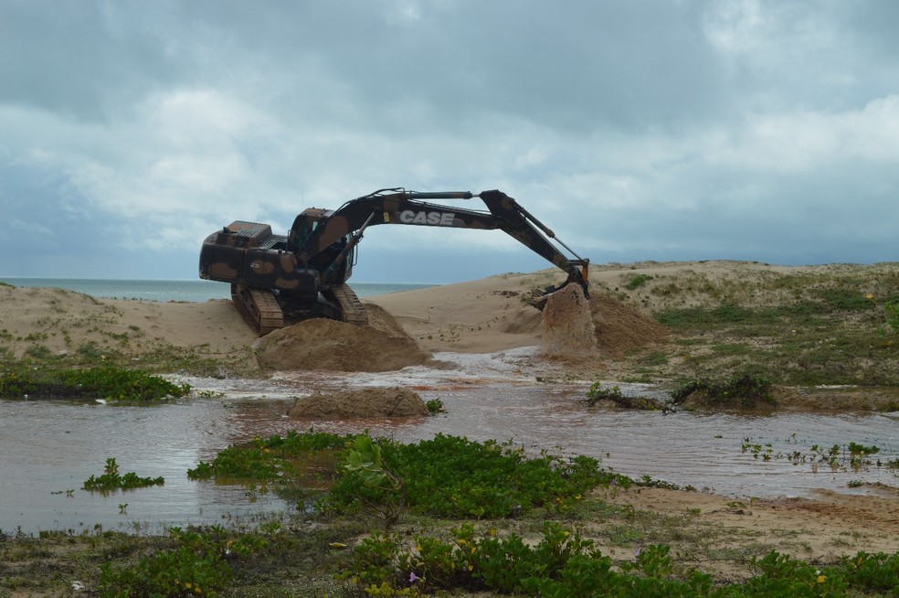 Escavadeira e retroescavadeira estÃ£o sendo usadas para abrir caminho para o mar em Touros (Foto: ExÃ©rcito Brasileiro)