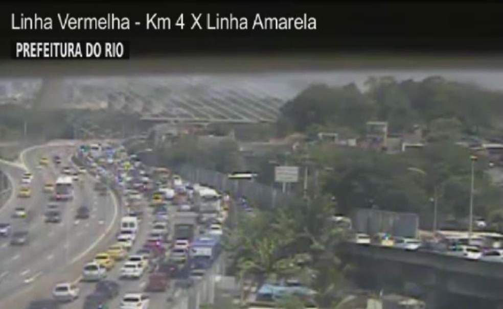 Congestionamento na Linha Vermelha após incêndio em Manguinhos — Foto: Reprodução/CET-Rio