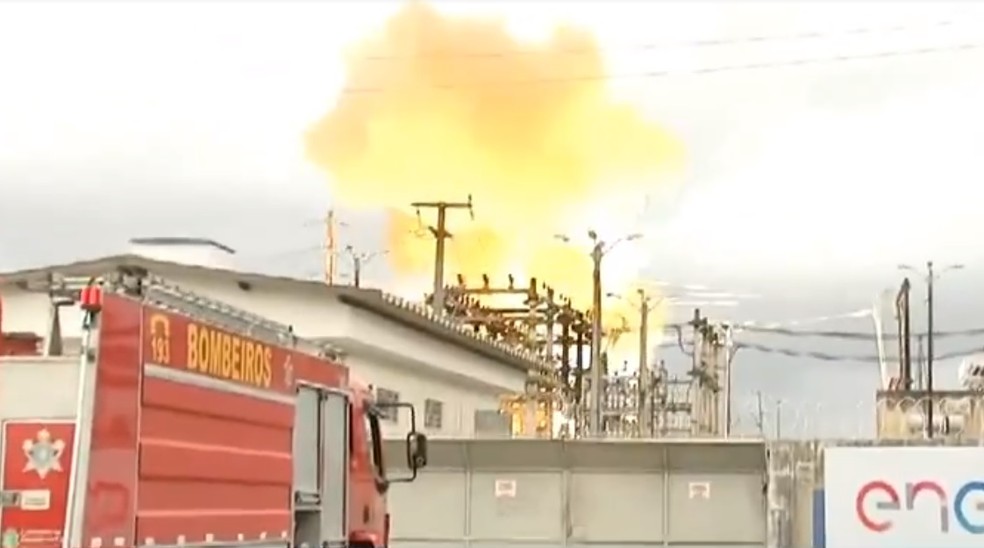 Três reatores de subestação da Enel explodem na manhã desta terça-feira — Foto: TV Verdes Mares/Reprodução