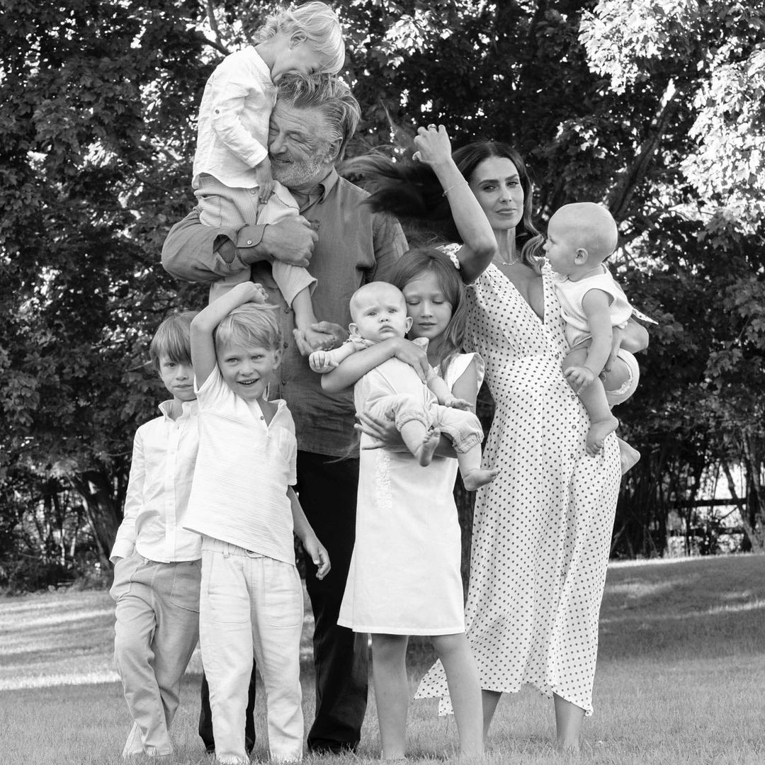Alec Baldwin surge sorridente em foto em família (Foto: Reprodução/ Instagram)