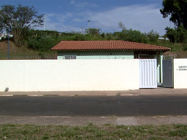 Imóvel onde funciona o velório é cercado por arame (Foto: Ronaldo Gomes/ EPTV)