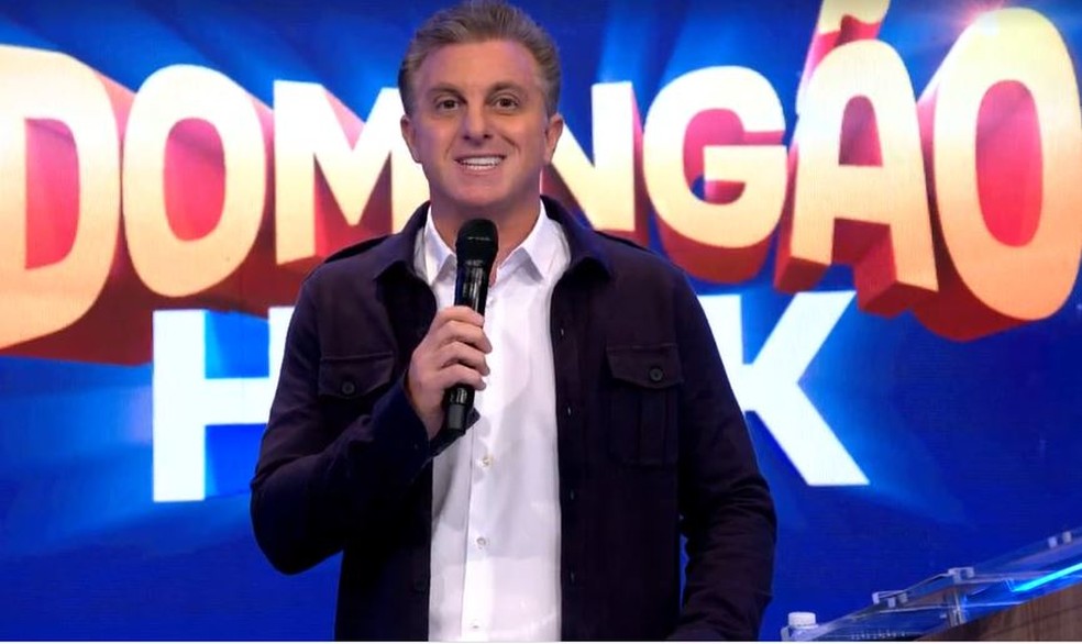 Luciano Huck estreia 'Domingão' com seu tradicional bordão e brinca com imprevisto: 'Quase entrei no palco de cueca' | Domingão com Huck | Gshow