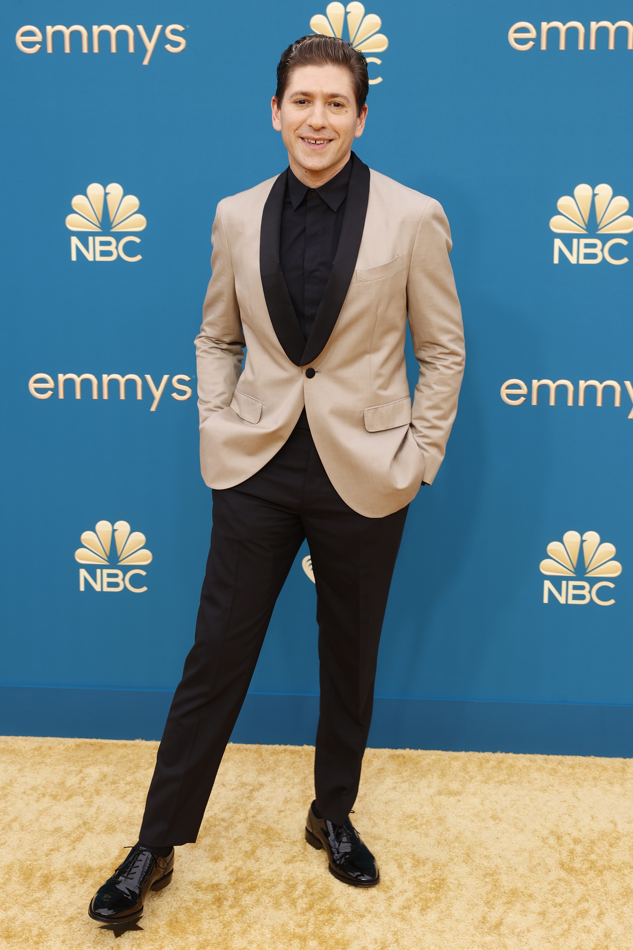LOS ANGELES, CALIFORNIA - SEPTEMBER 12: 74th ANNUAL PRIMETIME EMMY AWARDS -- Pictured: Michael Zegen arrives to the 74th Annual Primetime Emmy Awards held at the Microsoft Theater on September 12, 2022. -- (Photo by Trae Patton/NBC via Getty Images) (Foto: NBC via Getty Images)