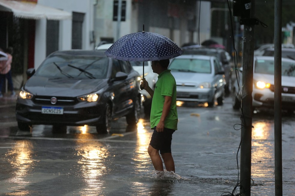 Fortaleza registrou pontos de alagamento no Centro da capital devido às fortes chuvas. — Foto: Fabiane de Paula/SVM