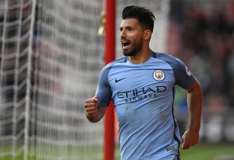Após brigar com Gabriel Jesus pela posição no ataque do City na última temporada, Aguero deve seguir no clube (Foto: Reuters)