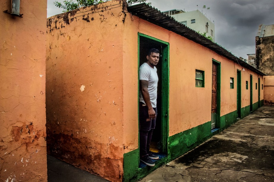 Venezuelano Magdiel León, de 30 anos, enfrenta dificuldades para se estabelecer no Brasil, mas já conseguiu sair do abrigo, em Campo Grande, para um quarto alugado
